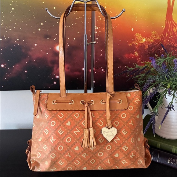 Dooney & Bourke Handbags - Vintage Dooney & Bourke Shoulderbag